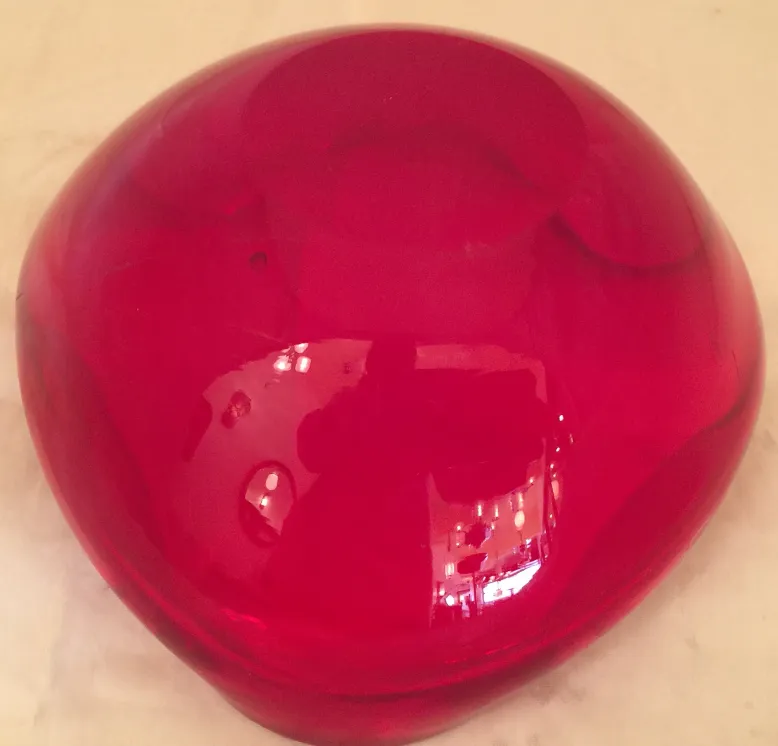 Antike Skulptur aus Murano-Glas in leuchtend roter Farbe, runde und glatte Form.