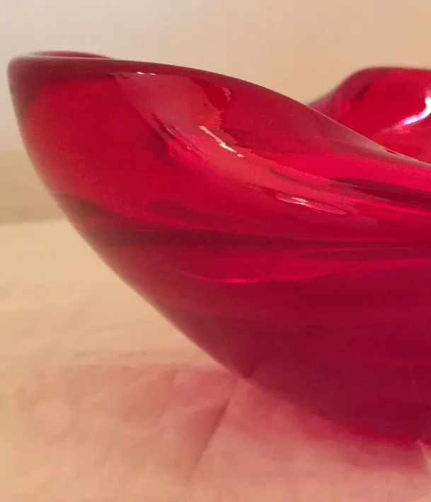 bellissimo vetro di murano rosso con bordi ondulati