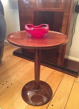 Bol décoratif rouge en cristal de Murano sur une table ancienne dans un cadre cosy.