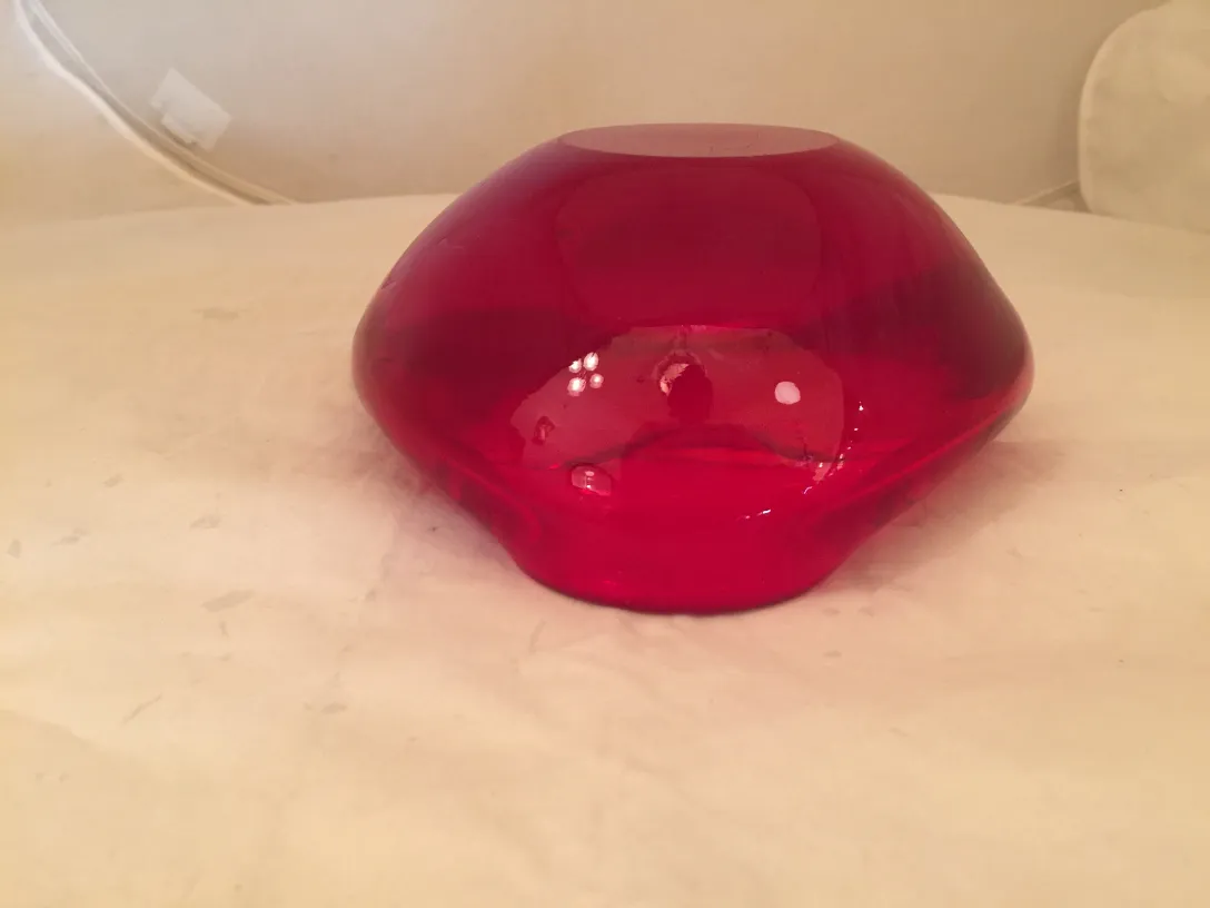 Rotes Murano-Glas in organischer Form auf hellem Hintergrund