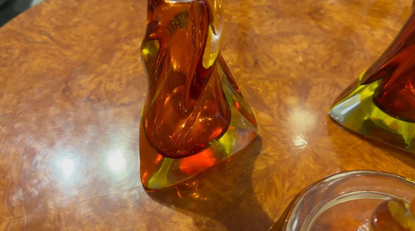 Vetro di Murano antico con colori caldi e forme eleganti su uno sfondo di legno