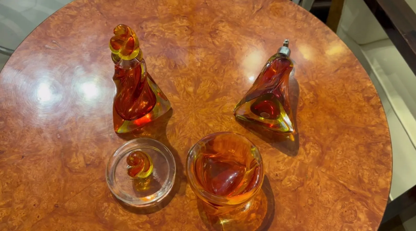 conjunto de antigua decoracion en cristal de murano con tonos cálidos