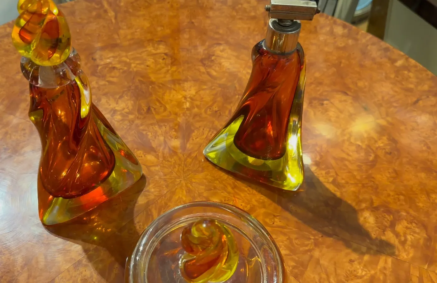 优雅设计的古老穆拉诺玻璃瓶