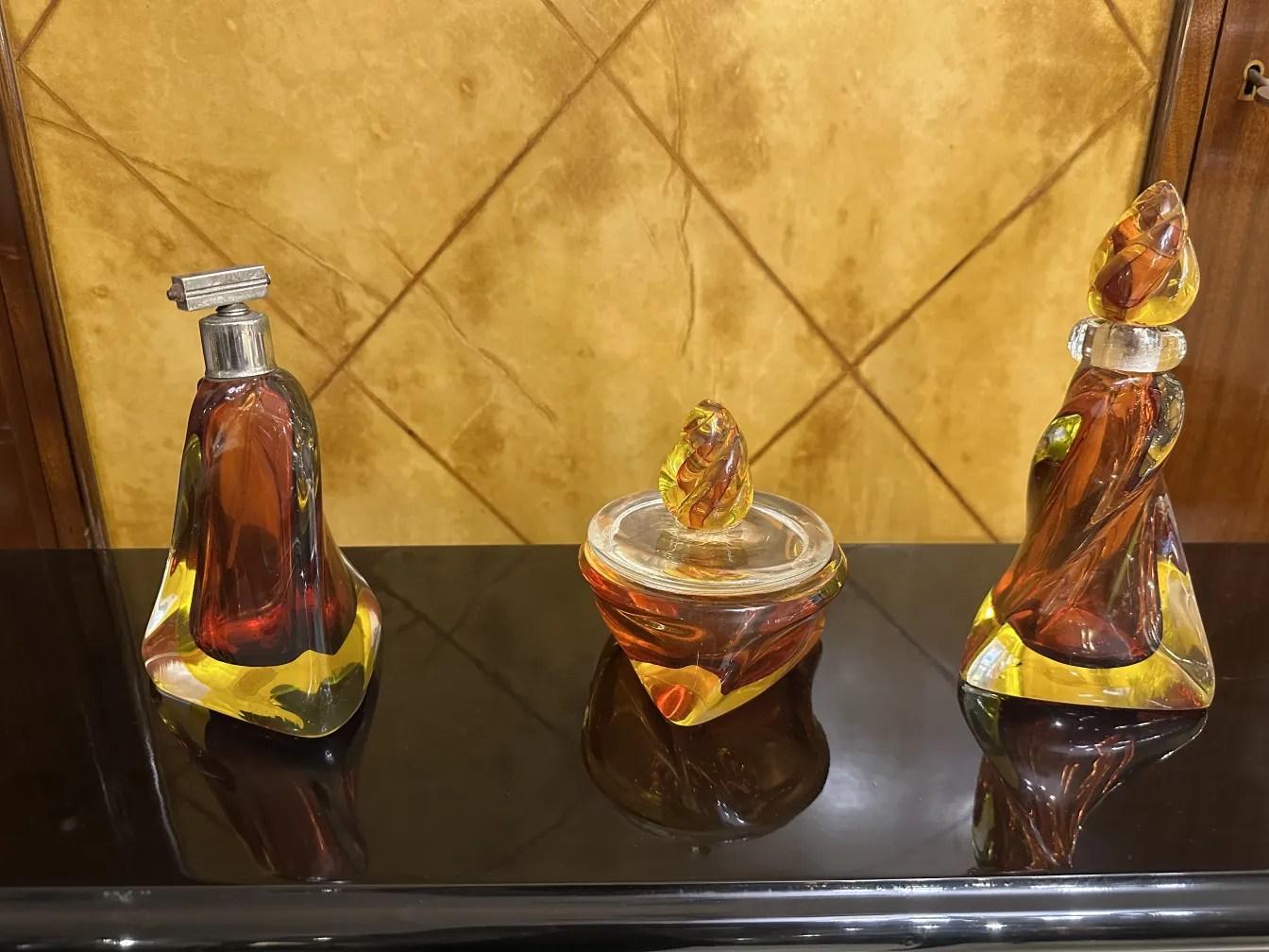 frascos com formas elegantes em tons de âmbar e amarelo