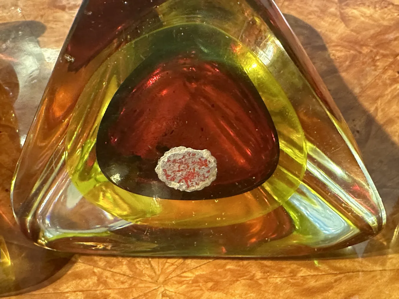 Cristal de Murano antiguo con colores vibrantes en forma triangular