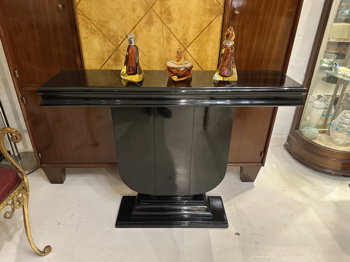 पुरानी मुरानो कांच की मूर्ति जिसमें सुरुचिपूर्ण आकार हैं