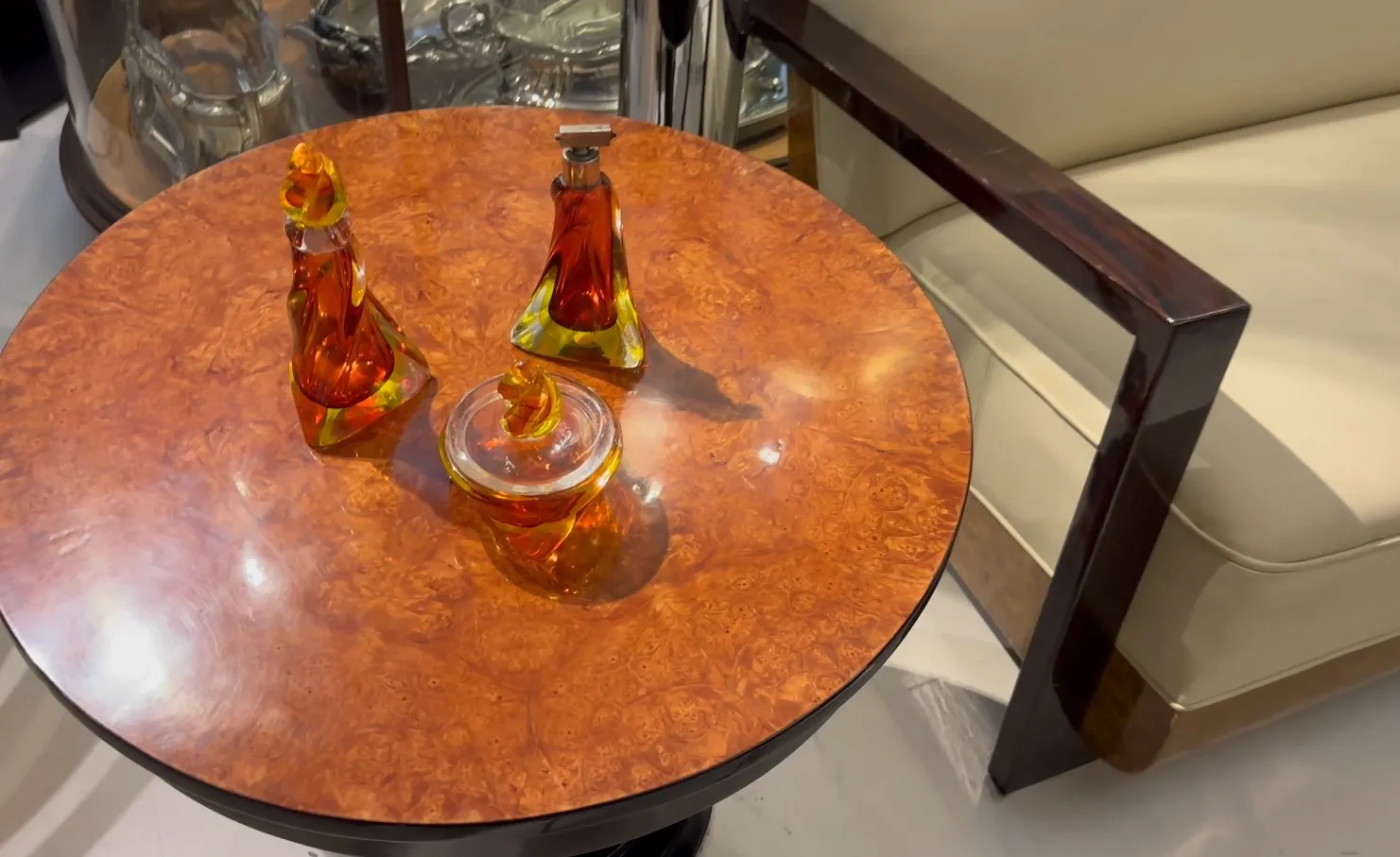 tres botellas antiguas de cristal de murano sobre mesa