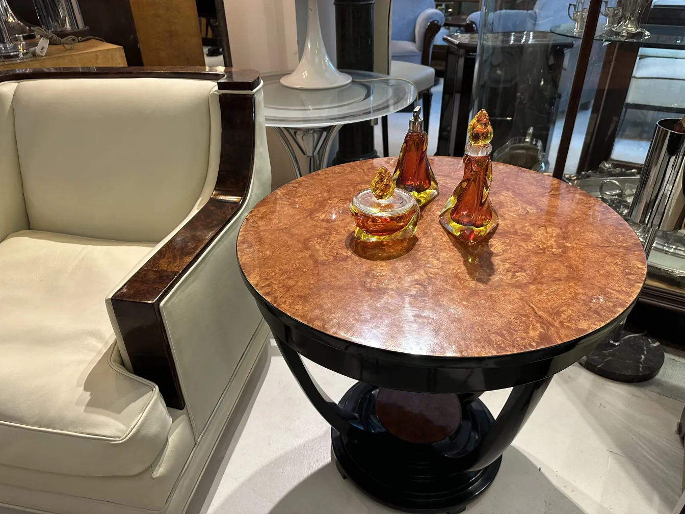 drei dekorative Murano-Glasvasen auf einem Tisch