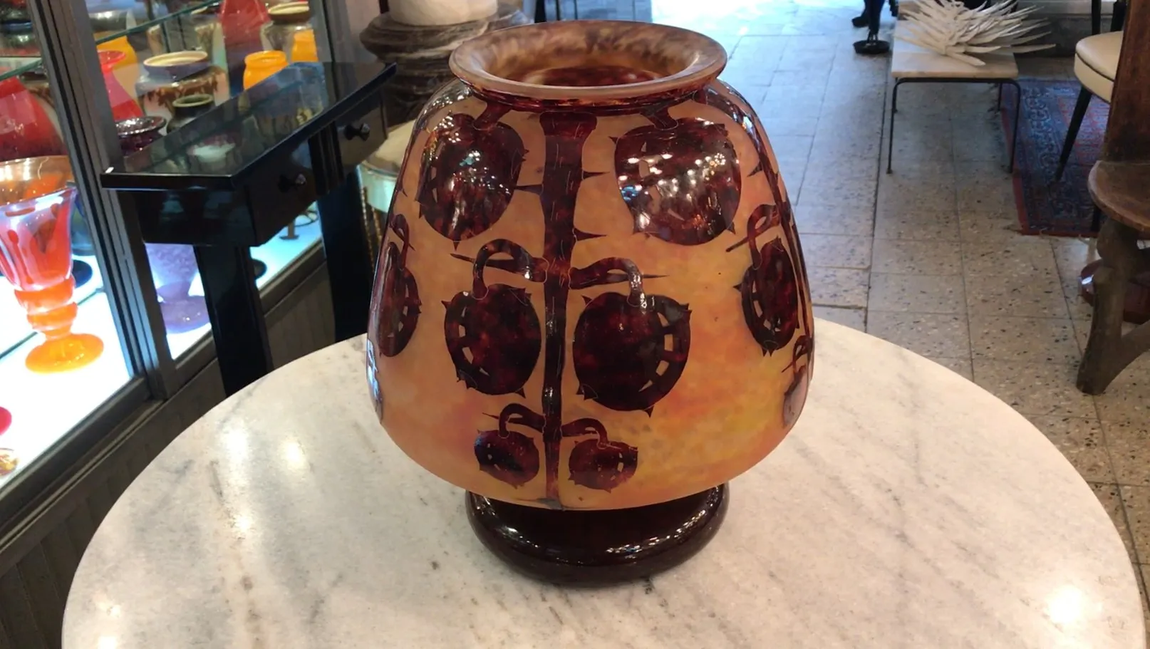 Vetro firmato Le Verre con decorazione floreale in toni caldi