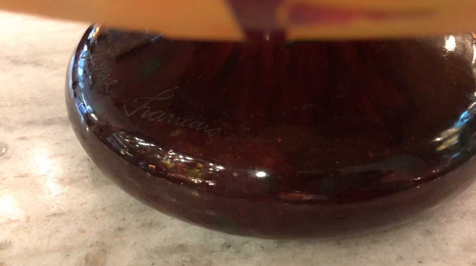 Vidro antigo assinado Le Verre com detalhes únicos