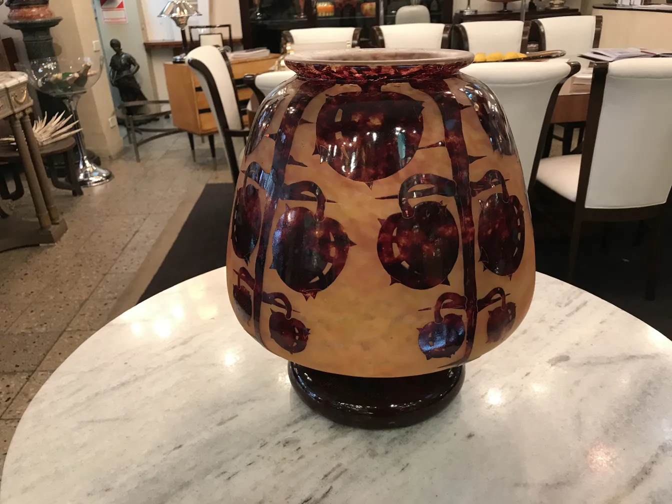 Vetro antico firmato con design floreale di Le Verre.