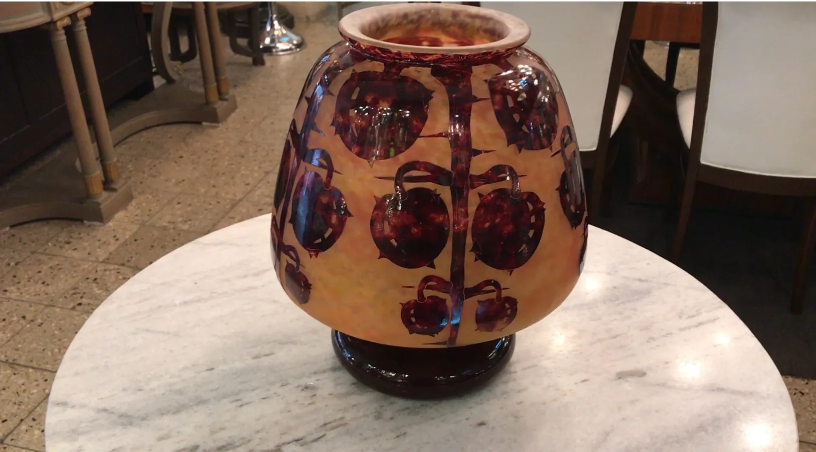 Hermosa antigüedad de vidrio firmado Le Verre con detalles decorativos.