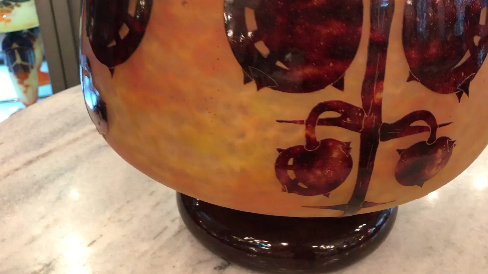 زجاج موقّع Le Verre بزخارف بألوان دافئة، عتيق.