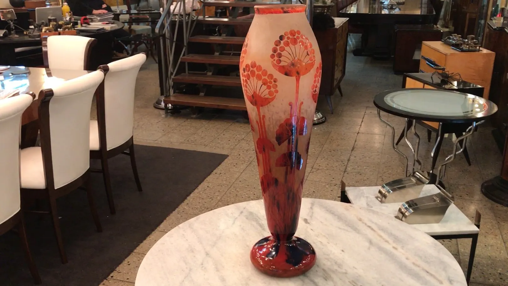 Vase en verre antique avec motif floral en tons rouges.
