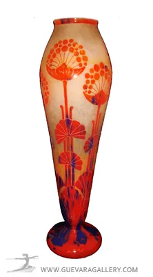 antike Vase aus signiertem Glas Le Verre mit roten Blumengravuren