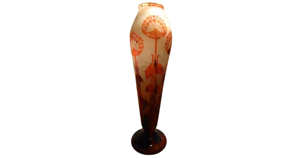 Antike Vase aus signiertes Glas Le Verre mit rotem Blumenmuster