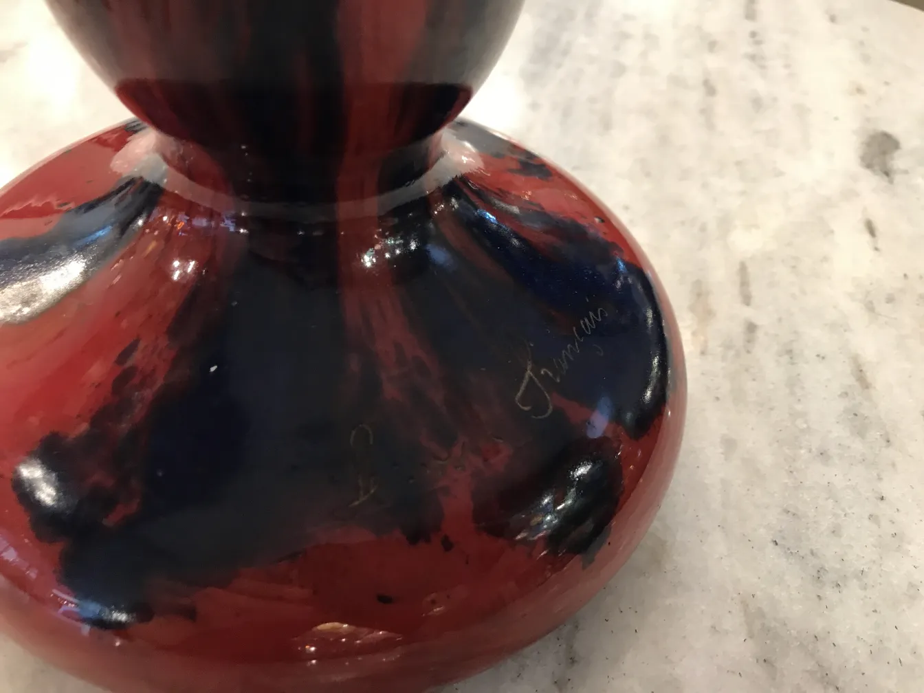 古董签名玻璃Le Verre，带有红色和黑色细节。