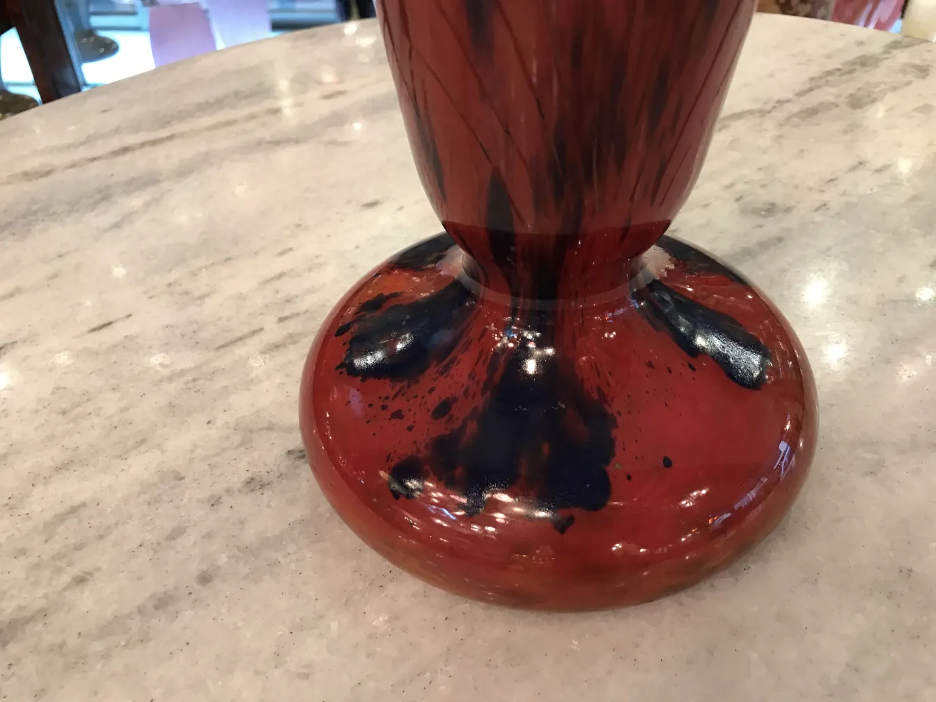 Vetro firmato Le Verre in un ambiente antico con dettagli decorativi.