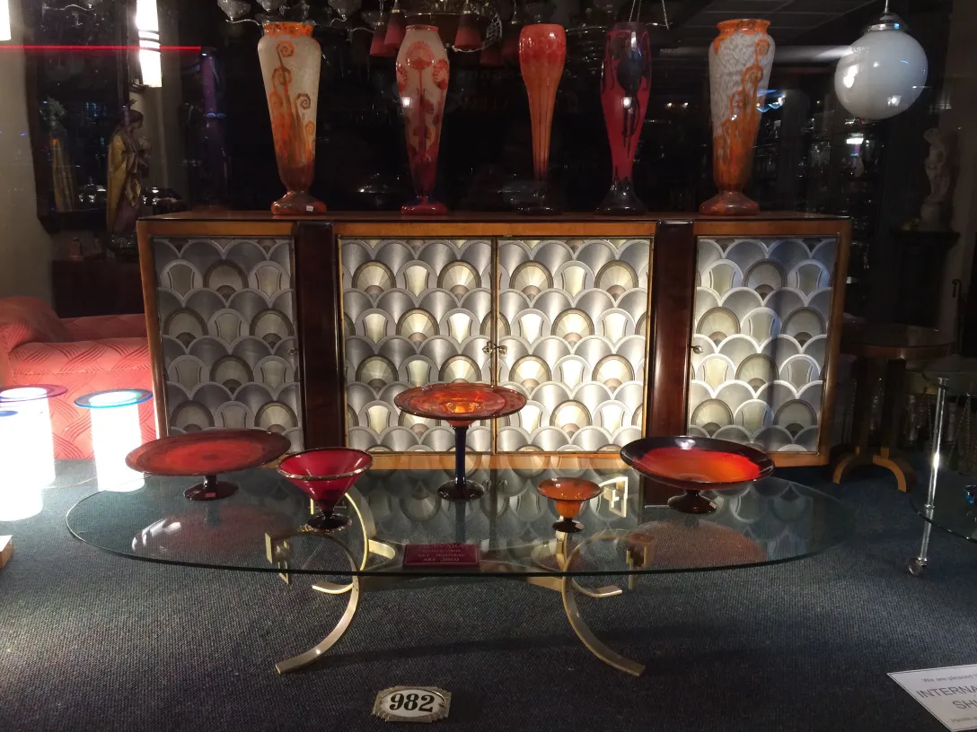 Set di vetro firmato le verre in un ambiente antico.