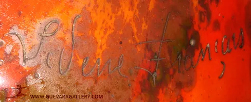 Verre signé avec des détails artistiques sur un fond coloré, antiquité