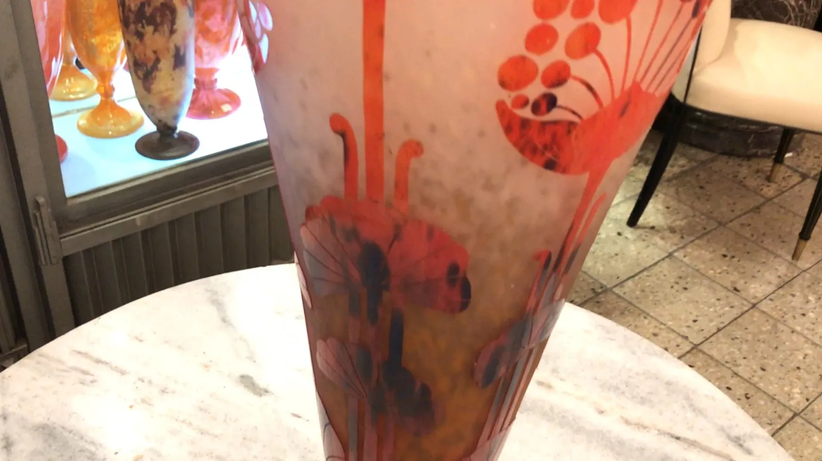 vidro assinado le verre com design de flores vermelhas