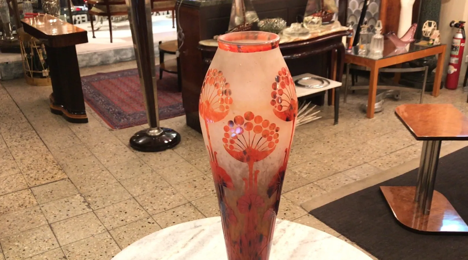 서명된 유리잔le verre꽃 디자인, 골동품 환경에서.