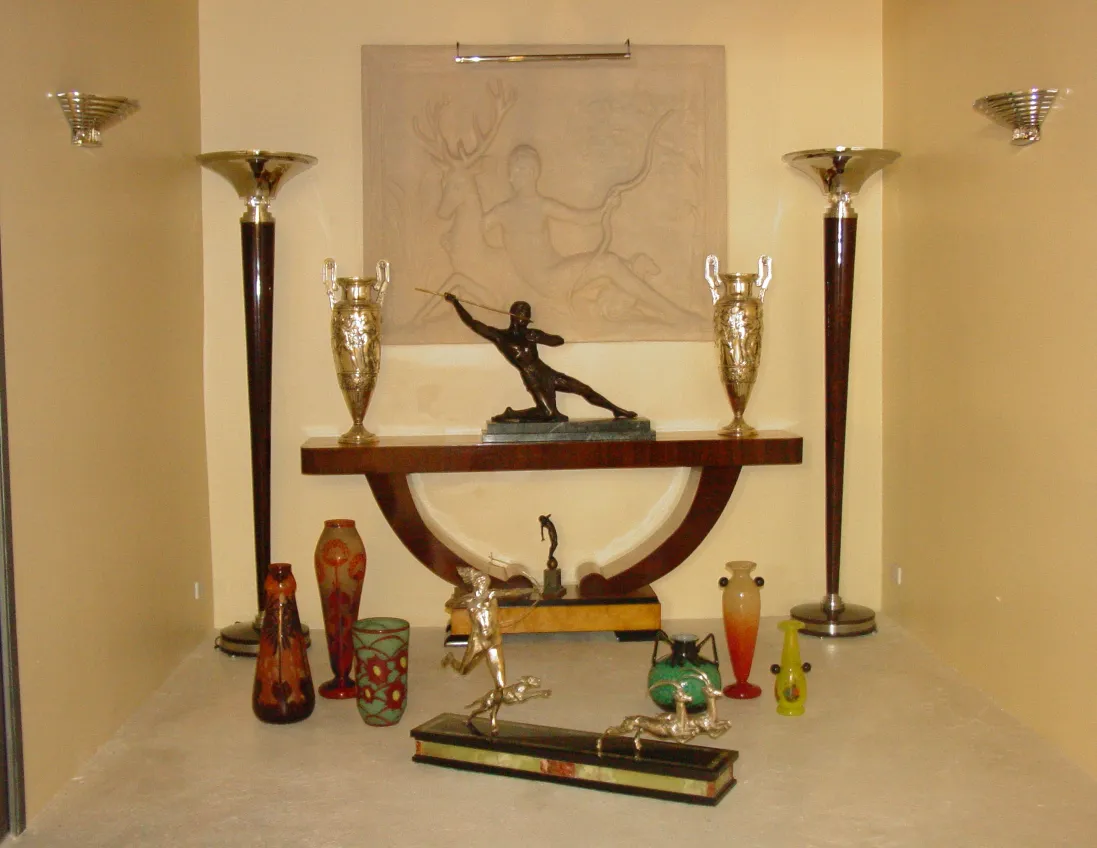 Vidrio firmado Le Verre entre otros objetos decorativos antiguos