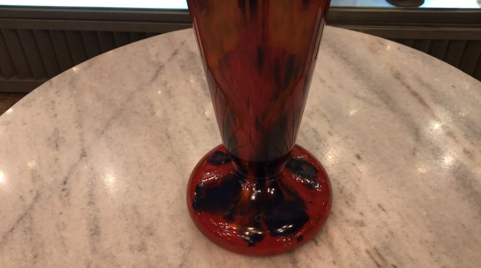 Vase antiguo de vidrio firmado Le Verre en tonos rojos y negros