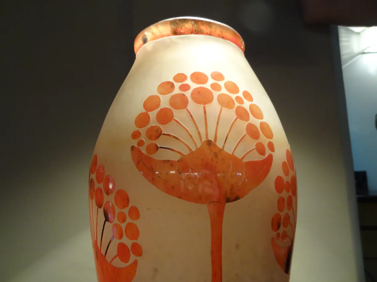 vase antico in vetro firmato le verre con design floreale