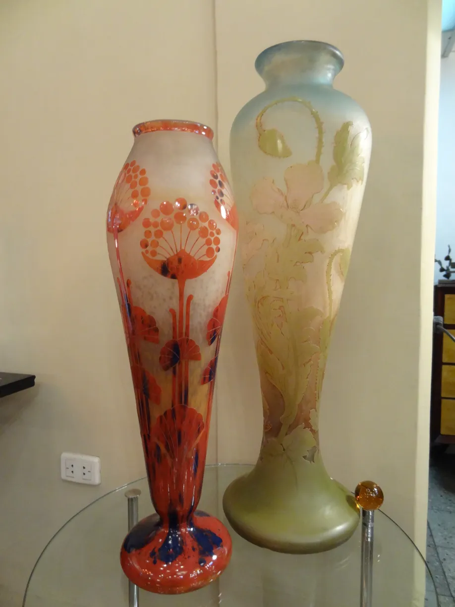 dos elegantes jarrones de vidrio con decoración colorida