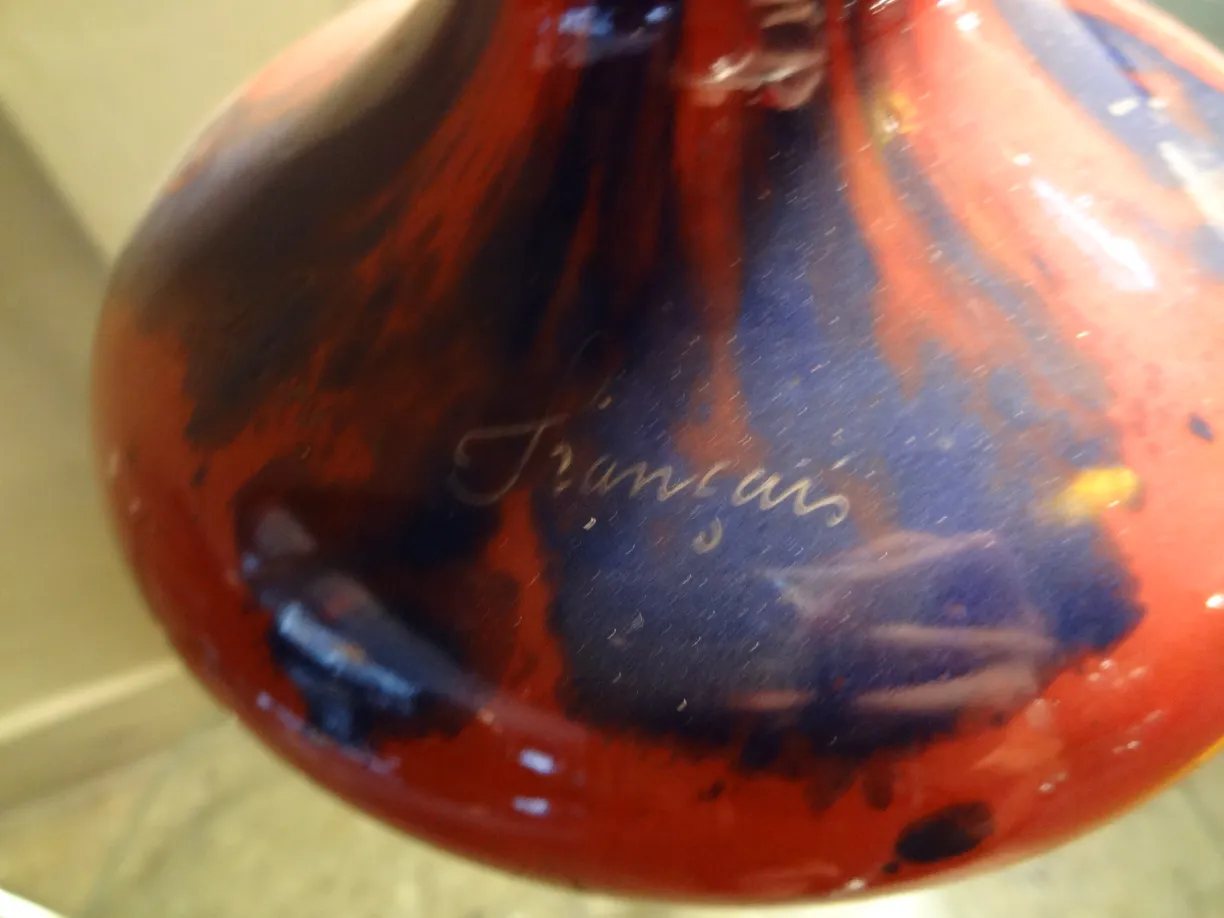 Verre signé Le Verre en couleurs rouge et bleu avec inscription.