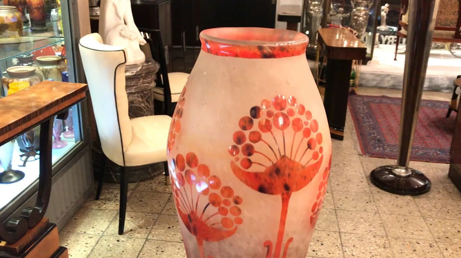 فاز قديم من الزجاج الموقّع Le Verre بتصميم زهري باللونين الأحمر والبرتقالي