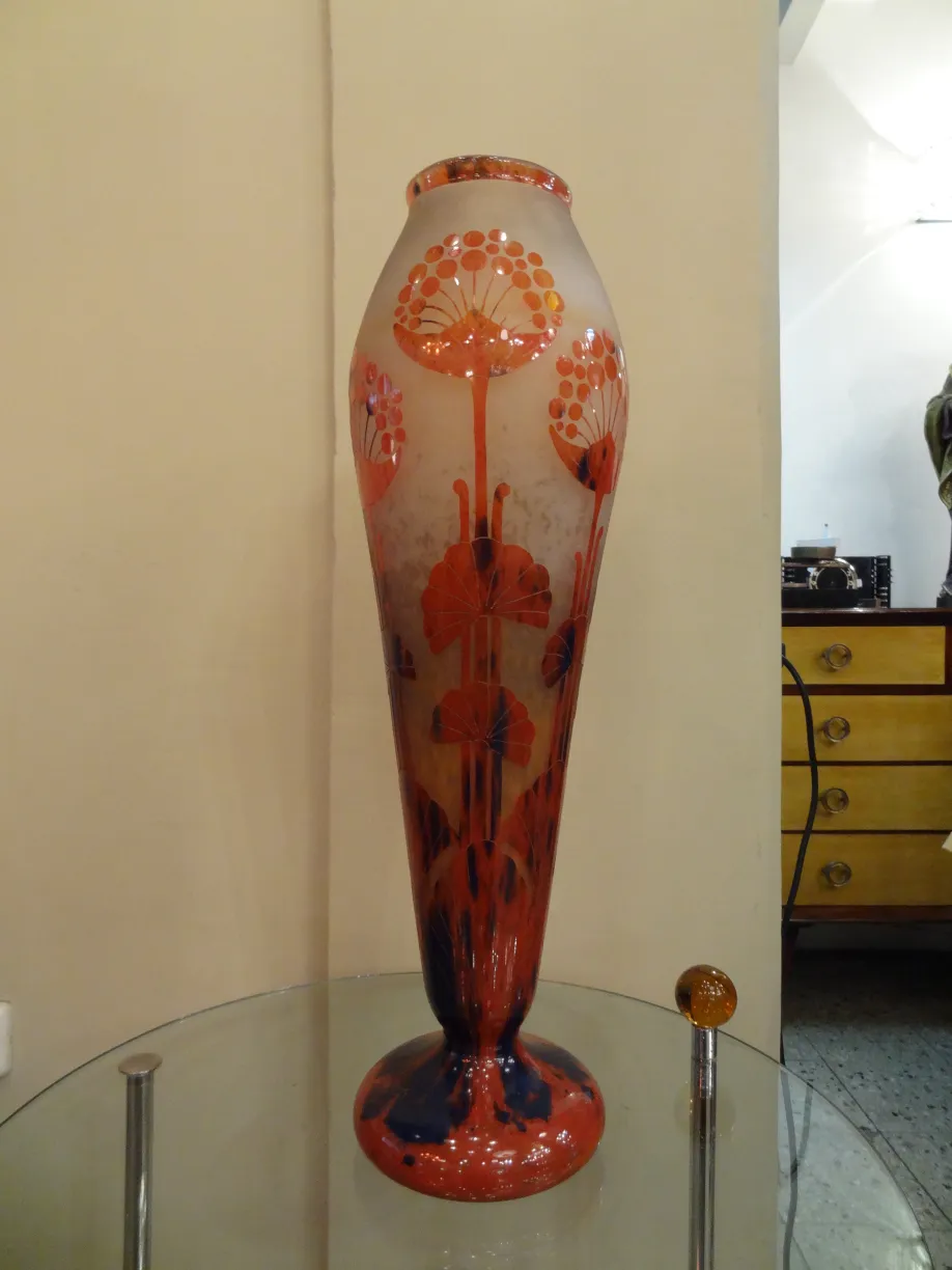 Vase antiguo de vidrio firmado Le Verre con motivos florales