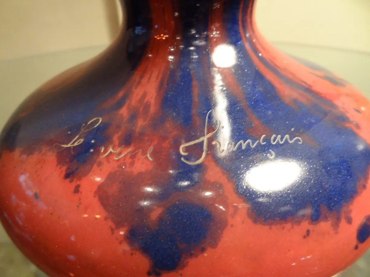 Antiguidades com acabamento em vermelho e azul, assinado.