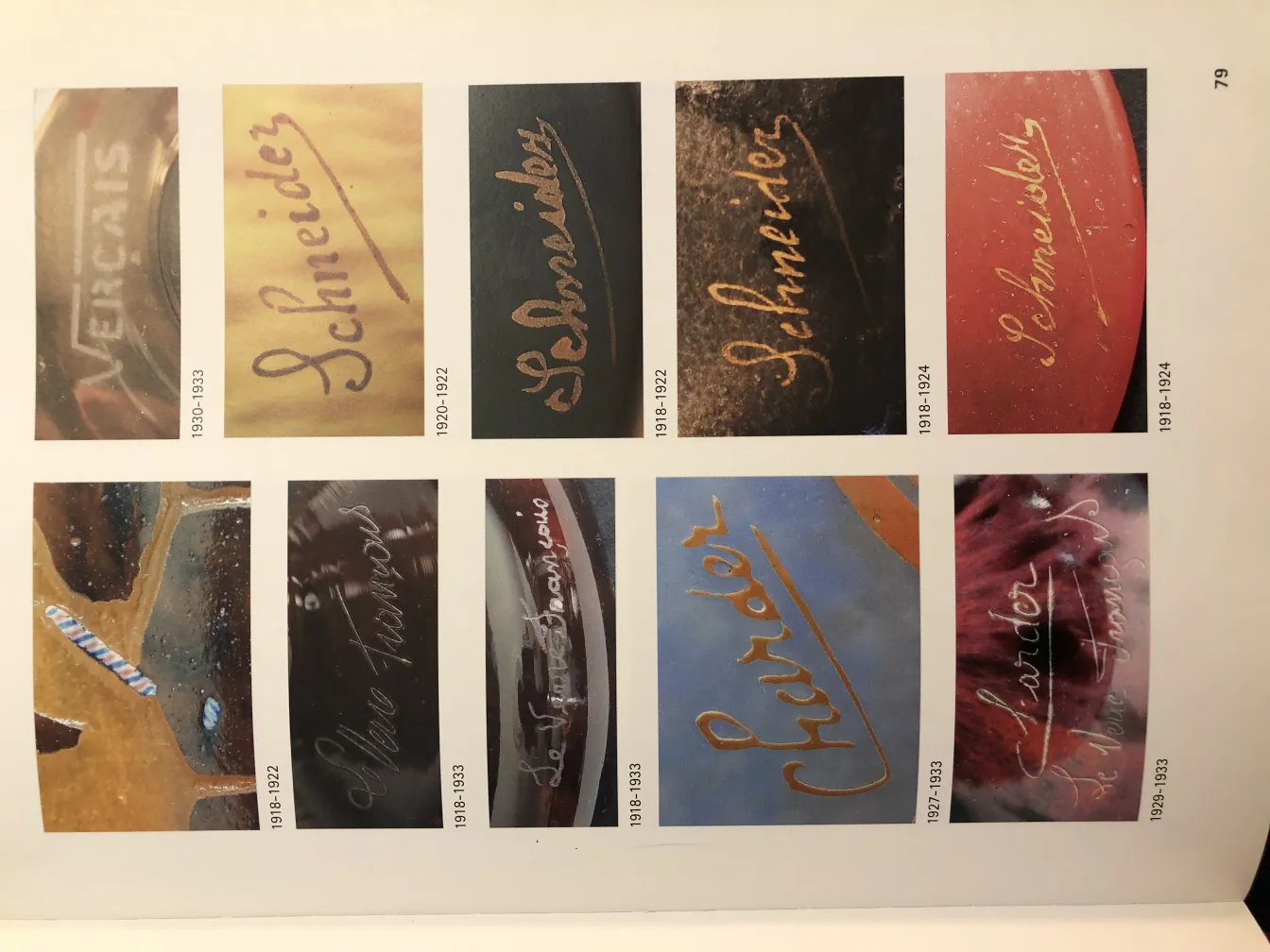 Pièce en verre signée élégante entourée d'antiquités.