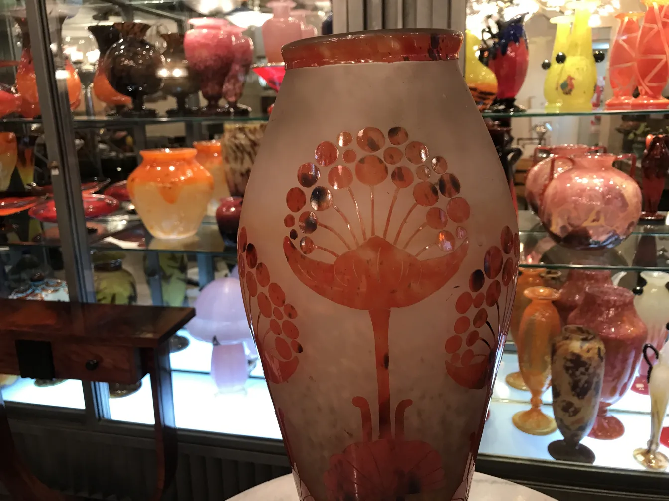 Dekorat Vase aus signiertem Glas Le Verre mit Blumenmustern
