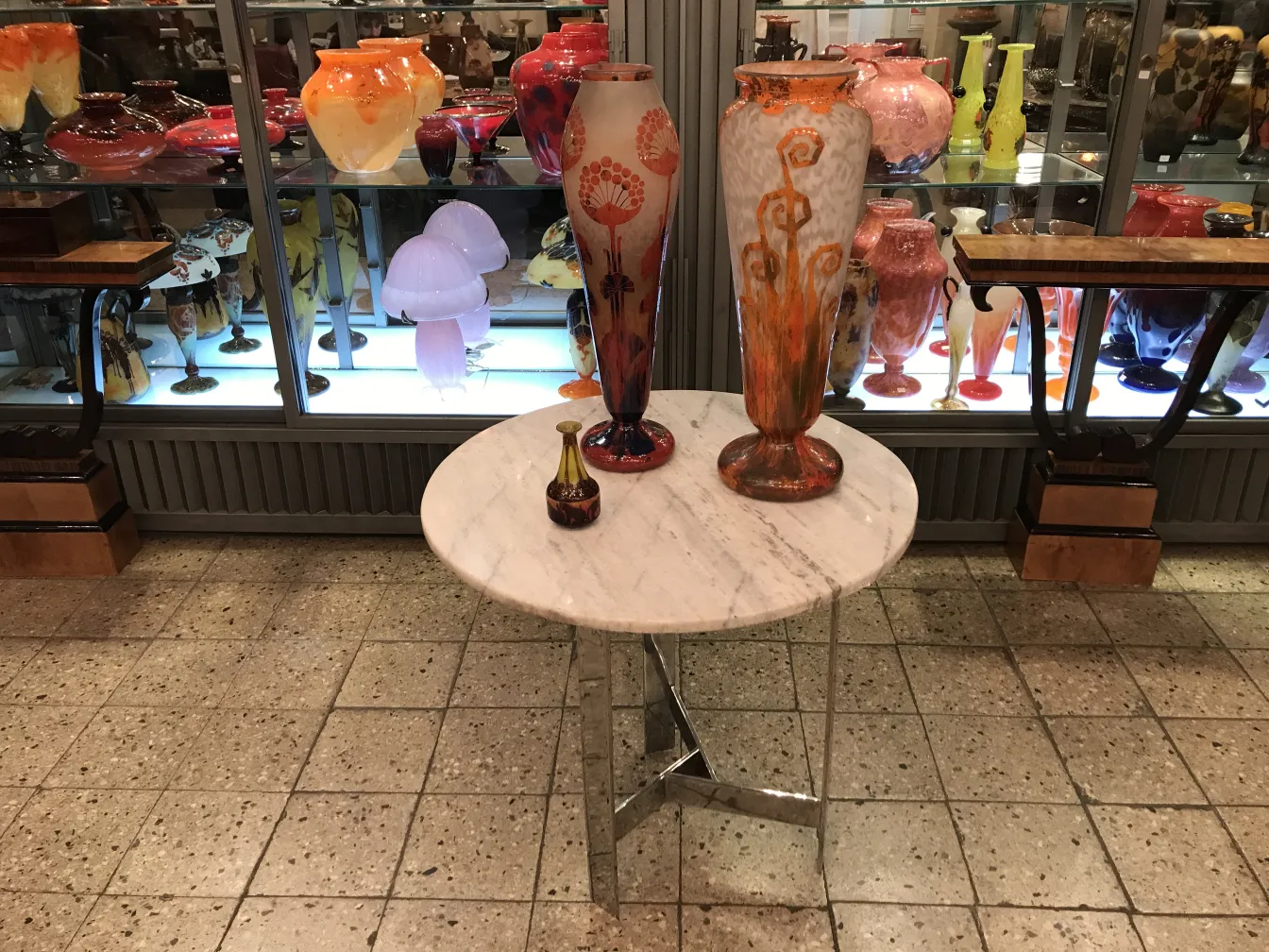 Vetrina con vetro firmato antico Le Verre e altri oggetti decorativi.