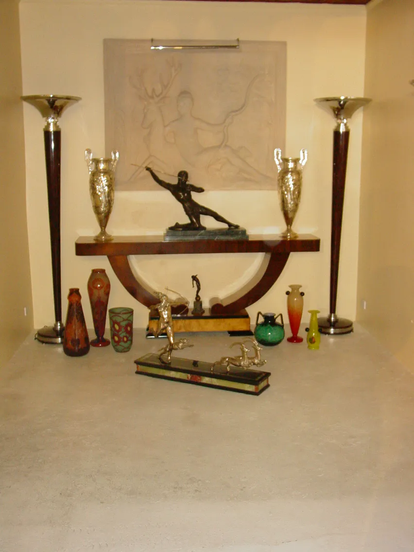 SIGNED GLASS Le Verre with decorative base and figures