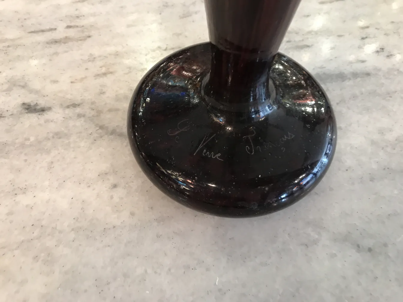 Base di vetro firmato Le Verre francese su sfondo chiaro.