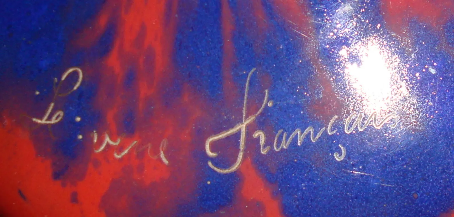 Vetro antico con firma in vivaci colori rosso e blu