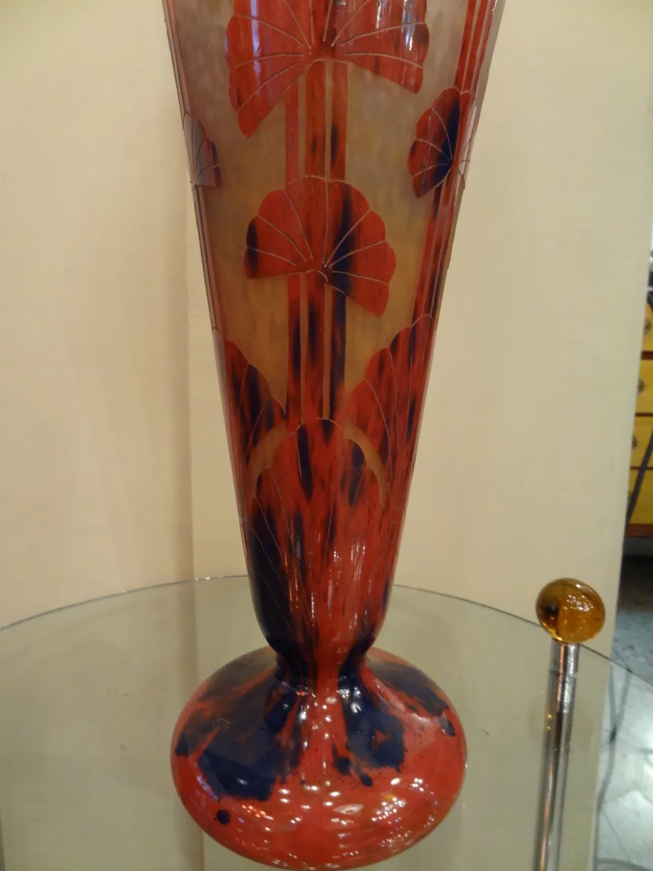 Antigo vaso de vidro assinado Le Verre com design vermelho e azul