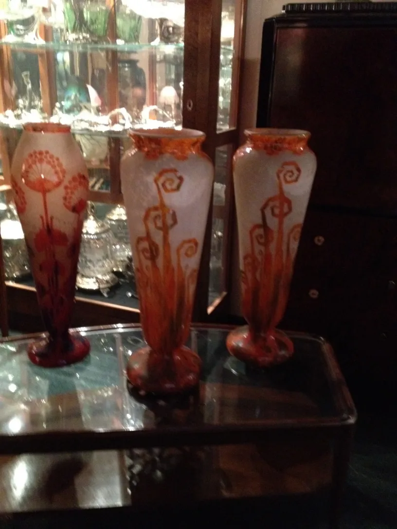 Três vasos de vidro assinado Le Verre antigos com padrões florais