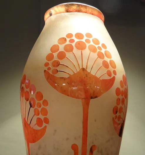 vaso de vidro antigo decorado com padrões florais em cores quentes