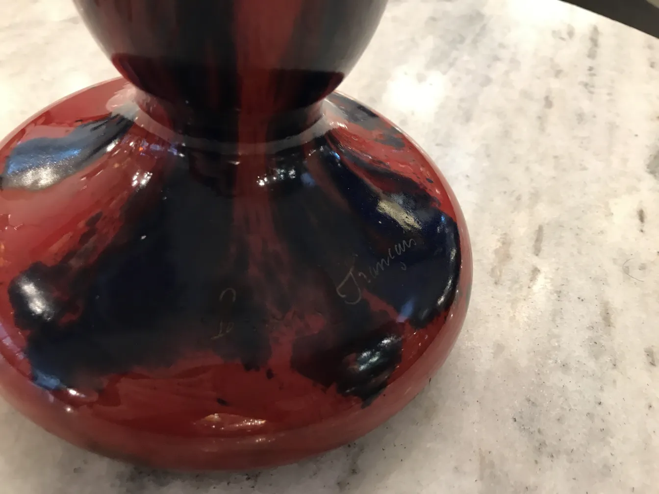 Антикварное стекло с подписью Le Verre, яркие цвета и привлекательный дизайн.