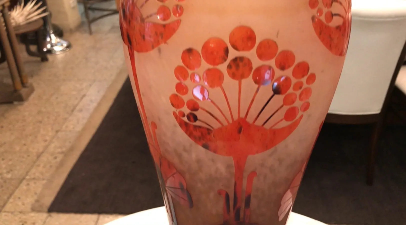 Vetro firmato Le Verre con decorazioni rosse nel design.