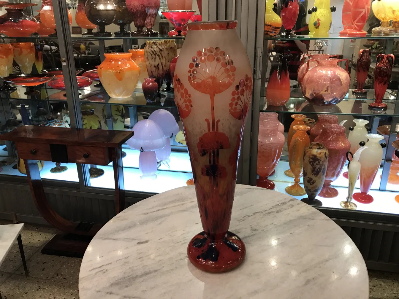 골동품 환경에 있는 장식용 서명된 유리병 Le Verre.