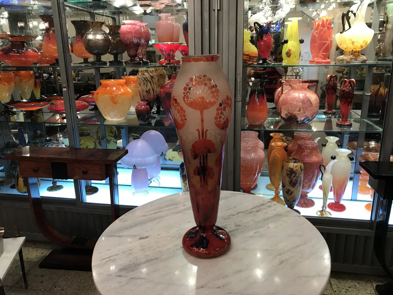 古董签名玻璃Le Verre上具有多彩装饰