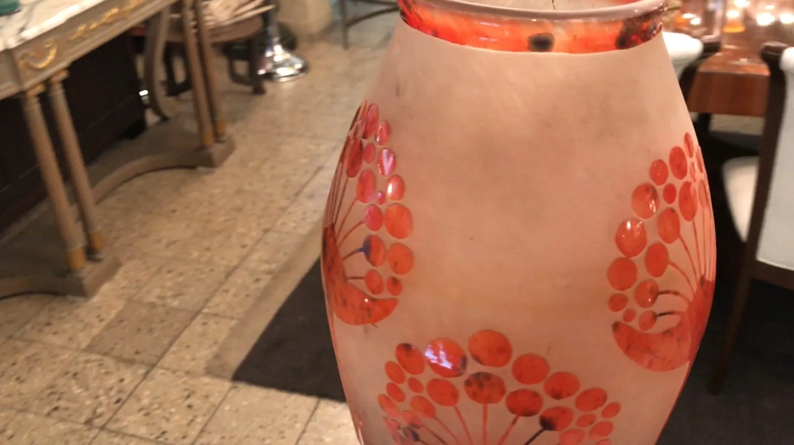 Verre signé ancien avec décorations rouges, cadre classique.