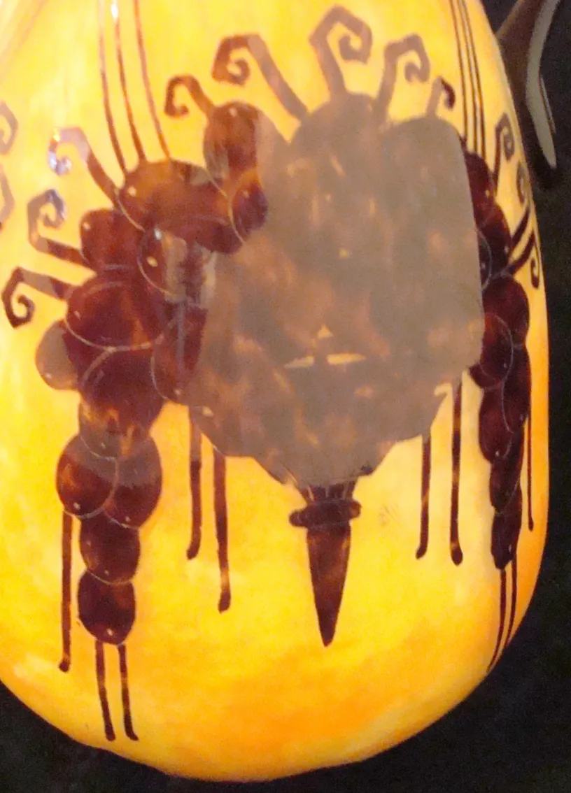 vidrio firmado con decoraciones en colores oscuros