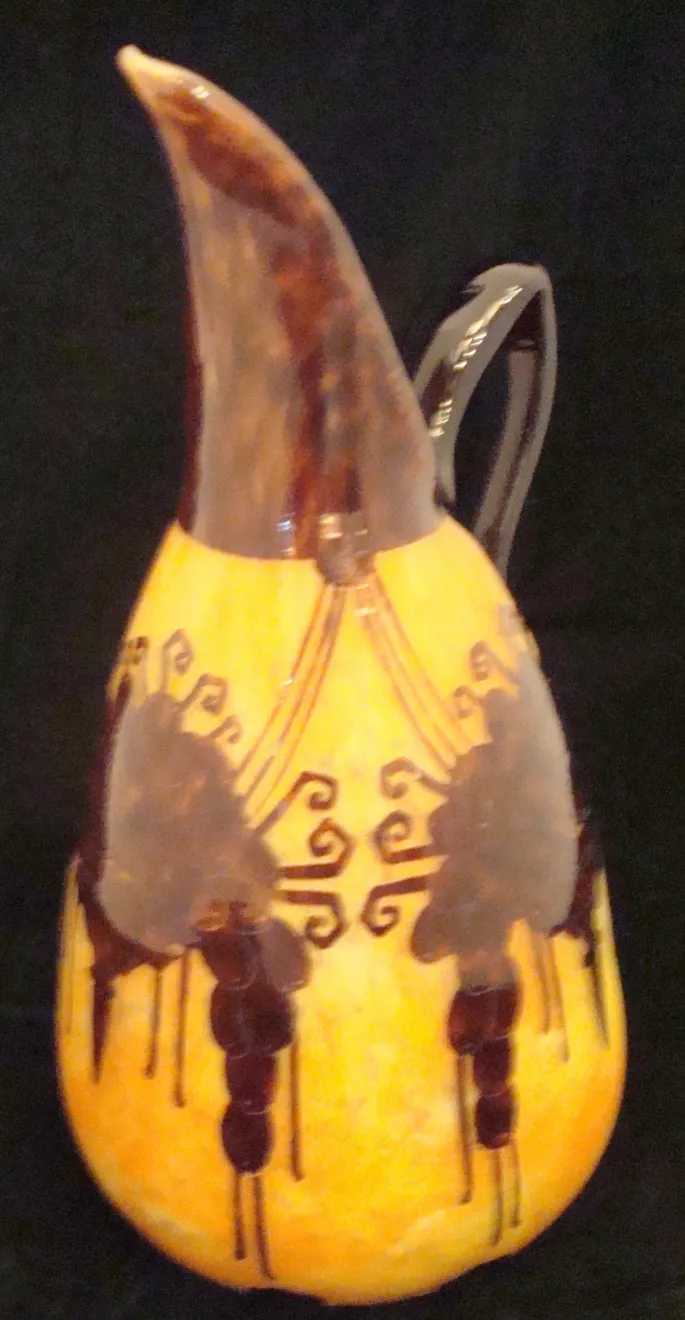 Dekorative Kanne aus signiertem Glas mit elegantem Design.